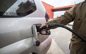 До бензину в Україні додаватимуть спирт. Що це змінює?