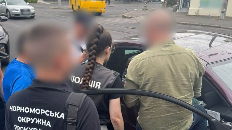 В Одесі затримали чиновника, який вимагав хабар $2700 за дозвіл на торгівлю