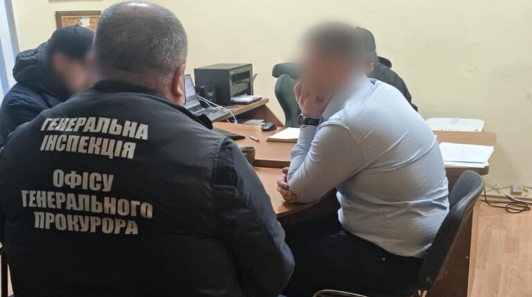 Завдяки посадам тисли на бізнес: на Київщині викрили двох прокурорів