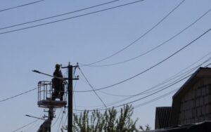 Відключення світла у пяти областях: наслідки обстрілів і негоди
