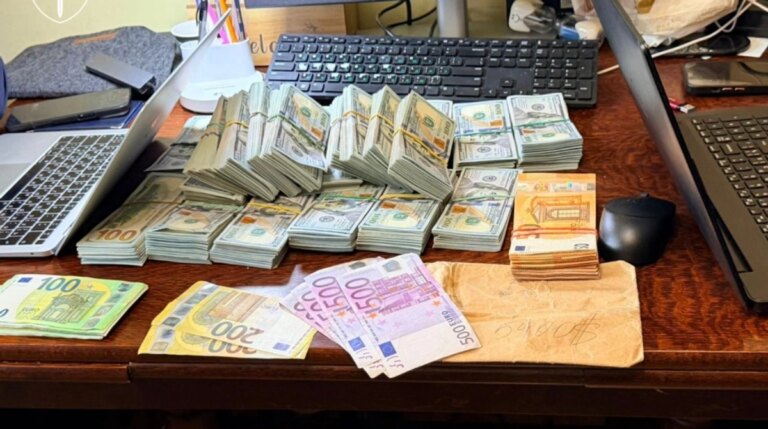 Елітні авто, швейцарські годинники, 22 млн готівки: ОГП показав, що вилучили в топчинів поліції