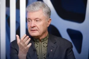 Порошенко теж відмовився від польського ордена, але дорікнув Зеленському