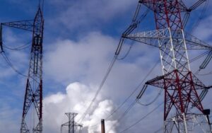 Знеструмлення у семи областях через обстріли та негоду Укренерго