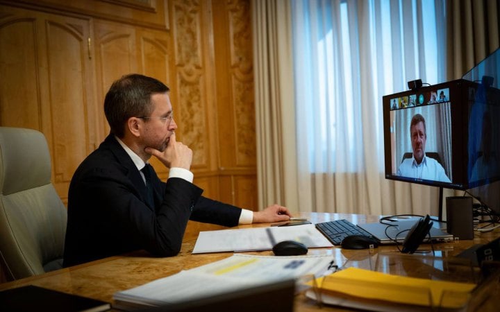 Кабмін поступово почав відновлювати видатки призупинені через брак коштів